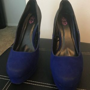 Dual colored heels. Part suede, part pleather